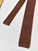 Lade das Bild in den Galerie-Viewer, Cravate tricot vintage marron noisette en alpaga mohair et laine Made in England