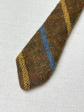 Charger l'image dans la galerie, The Scotch House cravate club moutarde en laine Shetland Made in Scotland