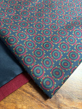 Charger l'image dans la galerie, Foulard vintage double face en laine et soie Made in Italy