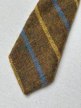 Charger l'image dans la galerie, The Scotch House cravate club moutarde en laine Shetland Made in Scotland