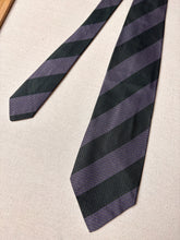 Lade das Bild in den Galerie-Viewer, Giorgio Armani cravate club vintage en soie Made in Italy