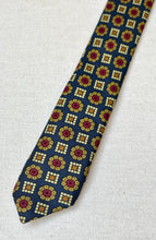 Charger l'image dans la galerie, British House cravate en soie à motif géométrique Made in France