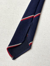 Charger l'image dans la galerie, Austin Reed cravate marine club en laine Made in England