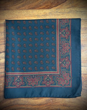 Load image into Gallery viewer, Pochette vintage en soie à motif paisley