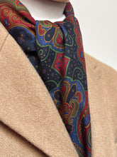 Charger l'image dans la galerie, Foulard vintage double face en laine et soie Made in Italy