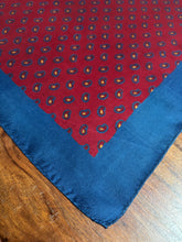 Charger l'image dans la galerie, Duo de pochettes paisley vintage en soie Made in England