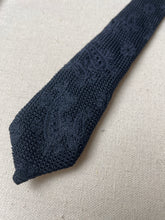 Charger l'image dans la galerie, Cravate paisley marine en grenadine de soie Made in France