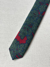 Cargar imagen en el visor de la galería, Vivax by Sambrook Witting cravate en soie Made in England