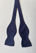 Charger l'image dans la galerie, Duo de noeuds papillon en soie vintage Made in Italy