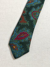 Load image into Gallery viewer, Drake's cravate verte en soie à motif paisley Made in England