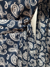Charger l'image dans la galerie, Derek Rose X Madelios robe de chambre paisley à col châle en coton Made in England