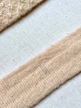 Charger l'image dans la galerie, Cravate beige vintage en laine et mohair Made in Italy