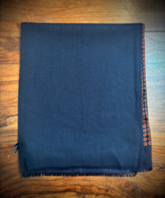 Lade das Bild in den Galerie-Viewer, Foulard écharpe vintage double face en laine et soie à motif géométrique Made in Italy