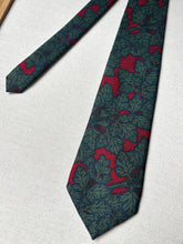 Cargar imagen en el visor de la galería, Vivax by Sambrook Witting cravate en soie Made in England