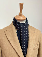 Charger l'image dans la galerie, Michael J.Drake foulard marine double face en laine d'agneau et soie Made in England