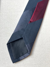 Lade das Bild in den Galerie-Viewer, Charvet cravate club vintage en soie Made in France