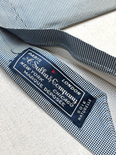 Charger l'image dans la galerie, A. Sulka & Company cravate bleue vintage en soie naturelle soie