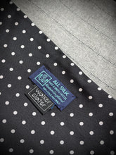 Cargar imagen en el visor de la galería, Walker Slater foulard à pois double face en laine et soie Made in England