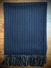 Charger l'image dans la galerie, Michael J.Drake foulard marine double face en laine d'agneau et soie Made in England