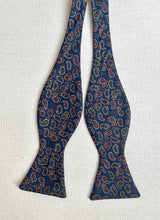 Lade das Bild in den Galerie-Viewer, Barneys New York noeud papillon paisley en soie Made in USA