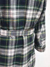 Charger l'image dans la galerie, Belvedere Wien robe de chambre tartan vintage à col châle 50/L