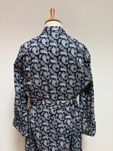 Charger l'image dans la galerie, Derek Rose X Madelios robe de chambre paisley à col châle en coton Made in England