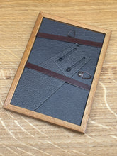Load image into Gallery viewer, Petit cadre en bois marron planche Scarabée hyllus et Chrysophore par Charles d'Orbigny