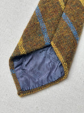 Charger l'image dans la galerie, The Scotch House cravate club moutarde en laine Shetland Made in Scotland
