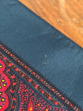 Charger l'image dans la galerie, Duo de pochettes paisley vintage en soie Made in England