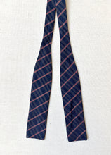 Charger l'image dans la galerie, Noeud papillon vintage bleu marine en soie Made in France