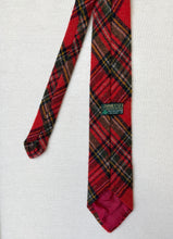 Charger l'image dans la galerie, John Hanly cravate tartan rouge en pure laine vierge