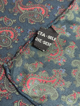 Load image into Gallery viewer, Pochette de costume paisley vintage en soie Made in Italy