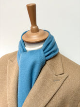 Charger l'image dans la galerie, Old England Paris écharpe bleue en laine d'agneau et angora Made in Scotland