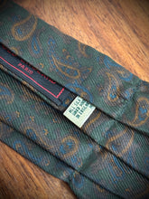 Charger l'image dans la galerie, Old England Paris X Michael Drake cravate ascot vintage à motif paisley Made in England