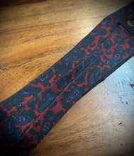 Lade das Bild in den Galerie-Viewer, Cravats of London cravate ascot vintage rouge à motif paisley