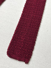 Načíst obrázek do prohlížeče Galerie, Holliday & Brown Ltd cravate rouge vintage en tricot de soie Made in England