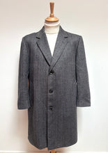 Načíst obrázek do prohlížeče Galerie, Vlněný kabát vintage kostkovaný, 48/M