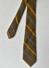 Charger l'image dans la galerie, The Scotch House cravate club moutarde en laine Shetland Made in Scotland