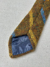 Charger l'image dans la galerie, The Scotch House cravate club moutarde en laine Shetland Made in Scotland