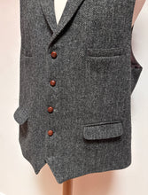 Afbeelding in Gallery-weergave laden, Harris Tweed X Tom Rusborg gilet gris à chevrons en pure laine 56