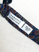 Lade das Bild in den Galerie-Viewer, Barneys New York noeud papillon paisley en soie Made in USA