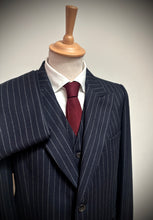 Charger l'image dans la galerie, Costume à rayures vintage trois pièces en pure laine peignée 48/M