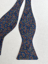 Lade das Bild in den Galerie-Viewer, Barneys New York noeud papillon paisley en soie Made in USA