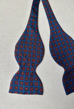 Charger l'image dans la galerie, Noeud papillon vintage bleu en soie Made in Italy