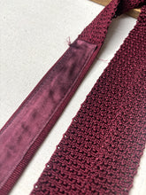 Lade das Bild in den Galerie-Viewer, Cravate tricot vintage bordeaux en soie