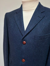 Charger l'image dans la galerie, British House X Robert Noble blazer bleu à chevrons en laine 50