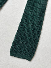 Charger l'image dans la galerie, Holliday & Brown Ltd cravate verte vintage en tricot de soie Made in England