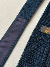 Afbeelding in Gallery-weergave laden, Harrison cravate marine vintage en tricot de soie Made in Italy
