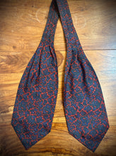 Lade das Bild in den Galerie-Viewer, Cravats of London cravate ascot vintage rouge à motif paisley