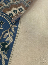 Cargar imagen en el visor de la galería, Van Gestel by Breuer foulard carré vintage 100% soie à motif floral